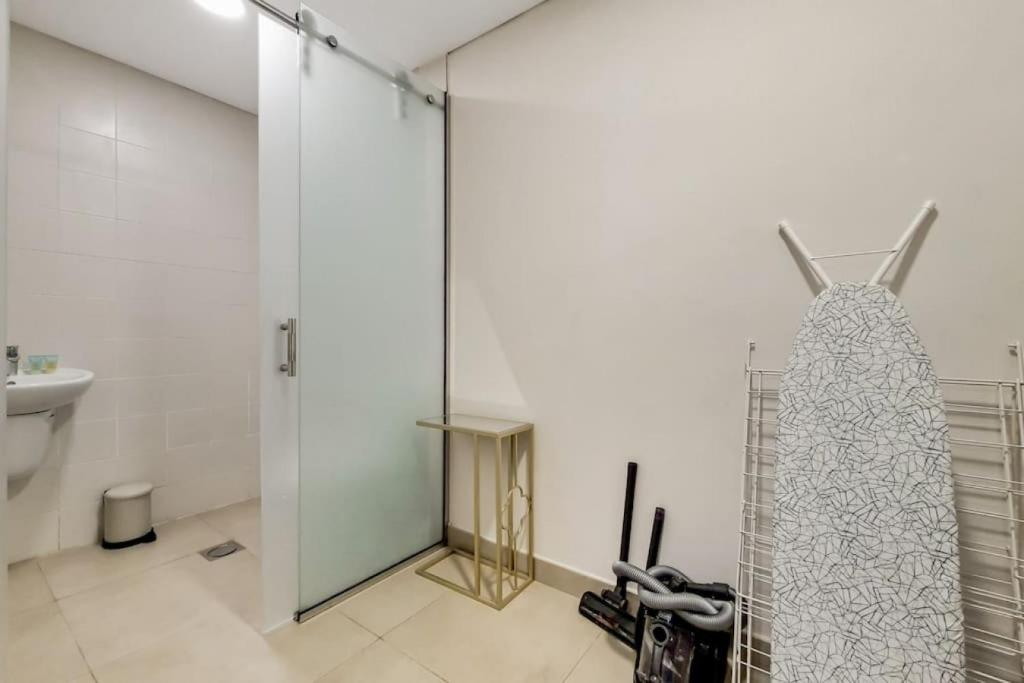 Koupelna v ubytování Vacationer I Sparkle 1 Bedroom I Marina Views I Steps away from Beach I Gym, Pool, Parking & Wi-Fi