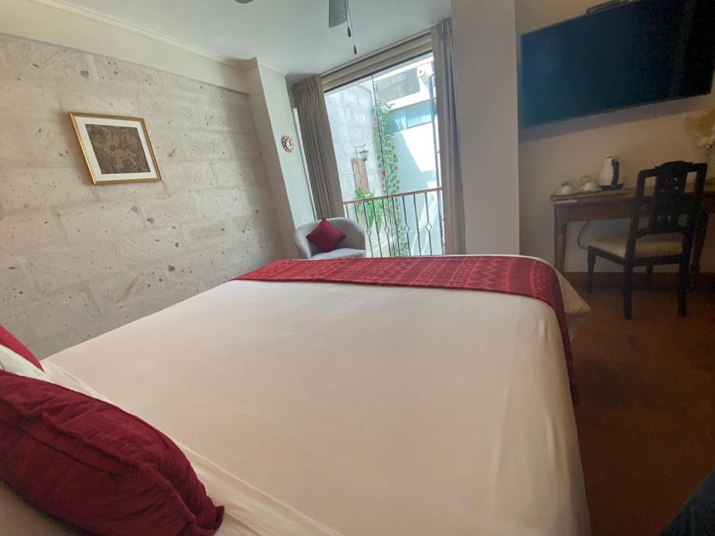 Postel nebo postele na pokoji v ubytování Katari Hotel at Plaza de Armas