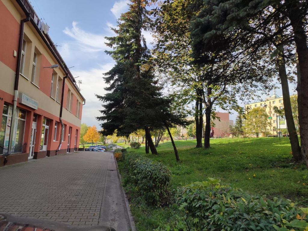 een stoep in een park naast een gebouw bij Szare Miraże in Busko-Zdrój