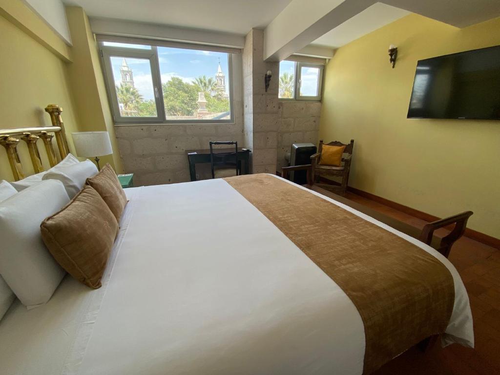 Postel nebo postele na pokoji v ubytování Katari Hotel at Plaza de Armas