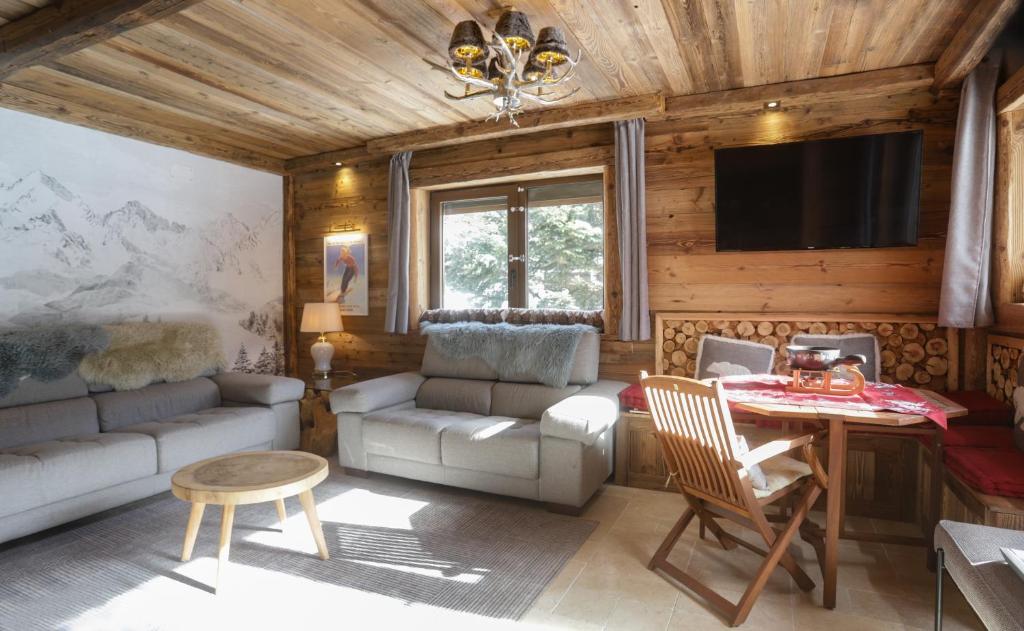 salon z kanapą i stołem w obiekcie Résidence Deu Sol appartement Chalet Vall d Incles w mieście Canillo