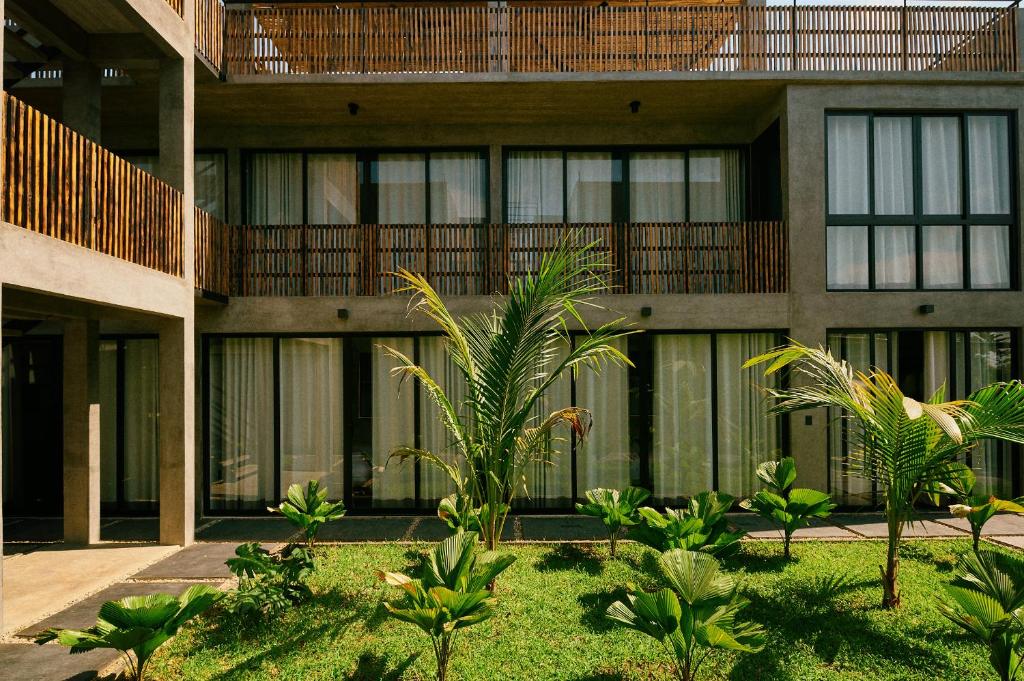 een gebouw met een bos planten ervoor bij Aldea Paraíso - Adults only - Boutique hotel in Puerto Escondido
