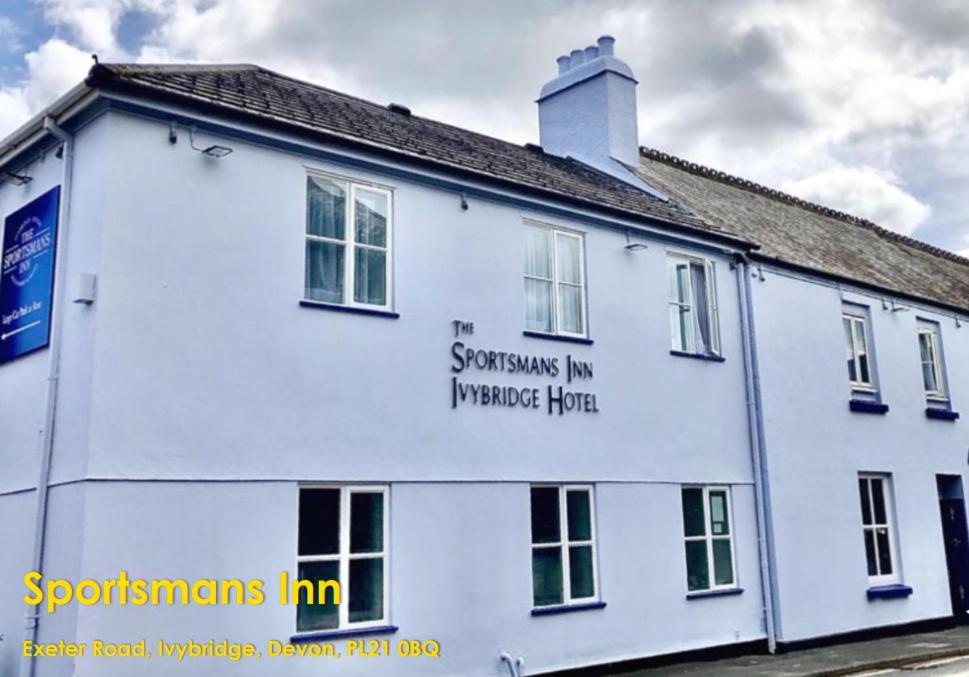 un edificio blanco con escritura a un lado. en The Sportsmans Inn Limited, en Ivybridge