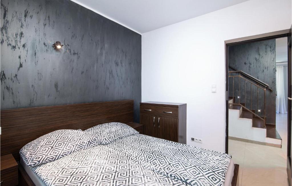 Posteľ alebo postele v izbe v ubytovaní 8 Bedroom Awesome Home In Kamien