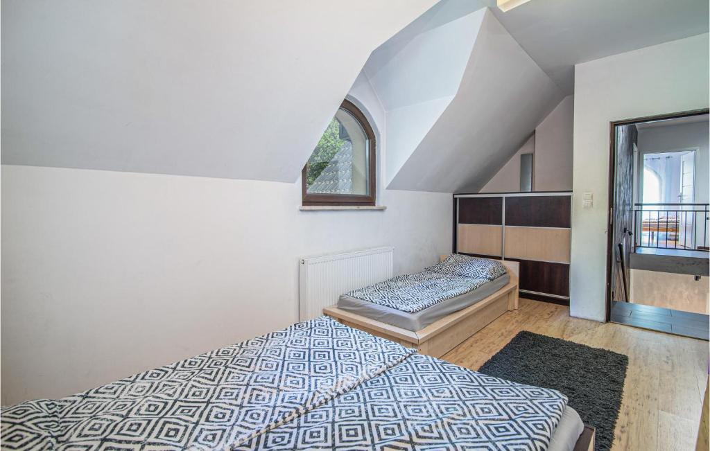 Posteľ alebo postele v izbe v ubytovaní 8 Bedroom Awesome Home In Kamien