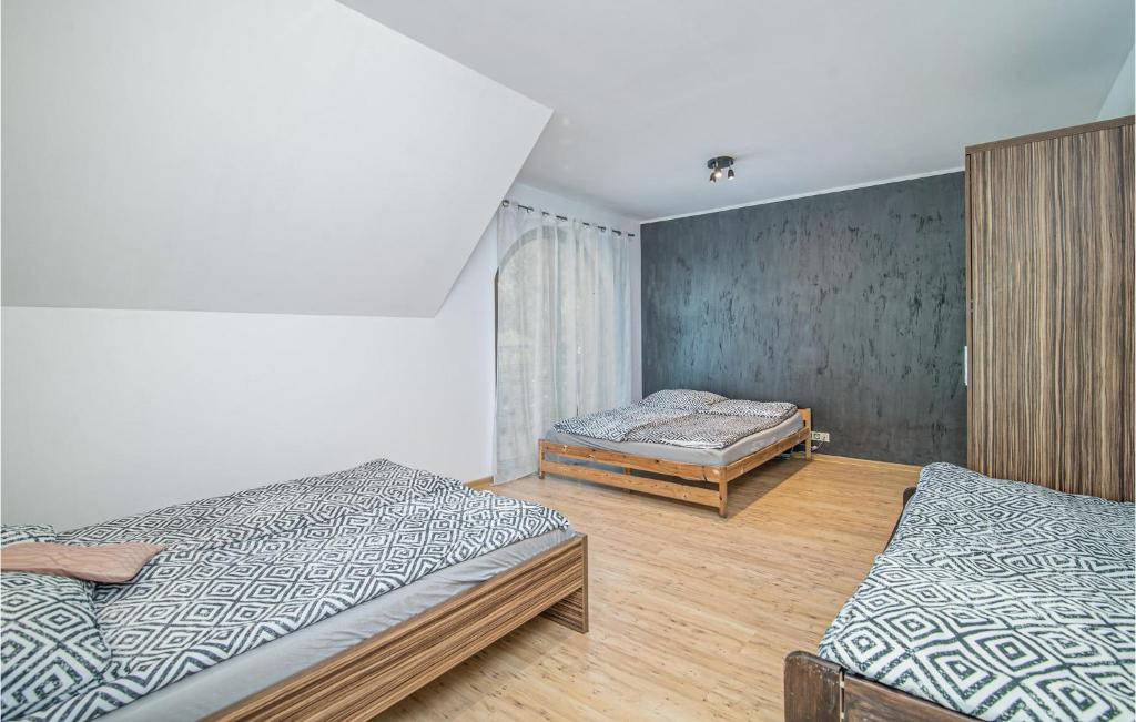 Posteľ alebo postele v izbe v ubytovaní 8 Bedroom Awesome Home In Kamien
