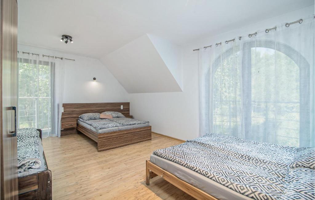 Posteľ alebo postele v izbe v ubytovaní 8 Bedroom Awesome Home In Kamien
