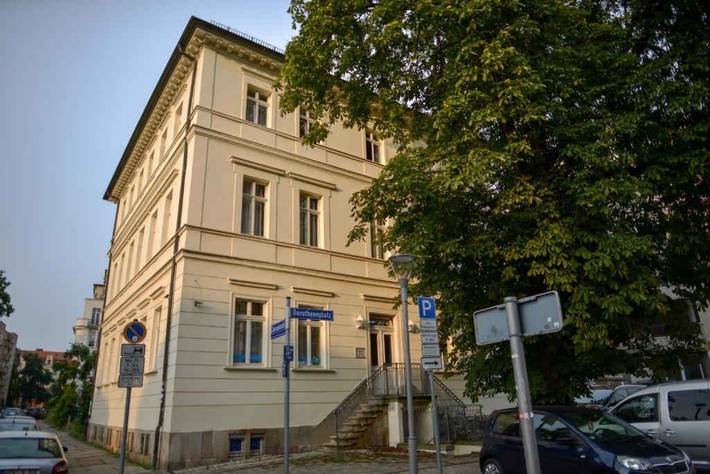 Un grand bâtiment blanc avec des escaliers se trouve juste devant. dans l'établissement Apartment Central Nähe Thomaskirche, à Leipzig