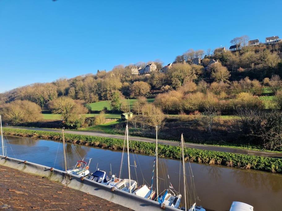 un grupo de barcos están atracados en un río en Escapade sur le port de Dinan, en Dinan