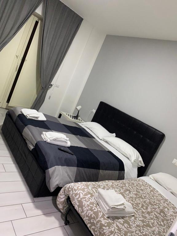 ein Schlafzimmer mit 2 Betten und Handtüchern darauf in der Unterkunft Neapolis center in Neapel