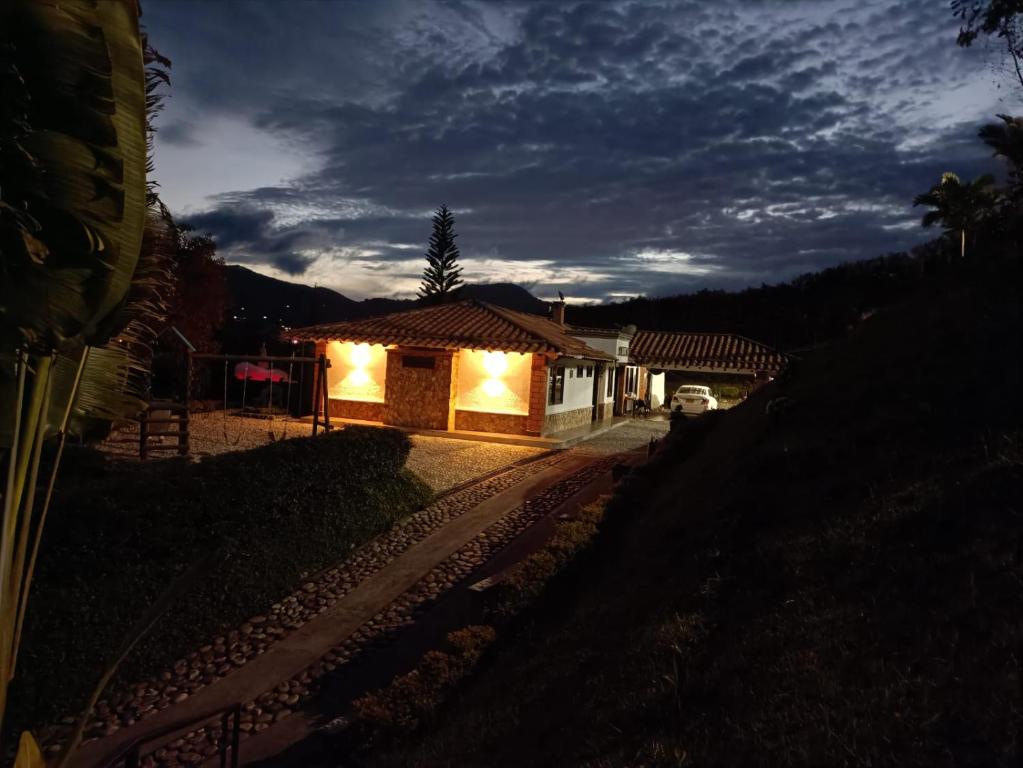 CASA CAMPESTRE MONTECARLO Guatapé- desayuno a pareja - 三居室联排别墅