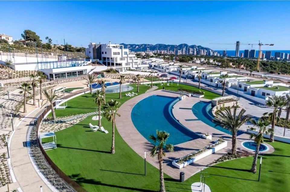 ein Resort mit einem Pool und Palmen in der Unterkunft Family Penthouse - Jacuzzi, Seaview Benidorm, Albir, Altea in Finestrat
