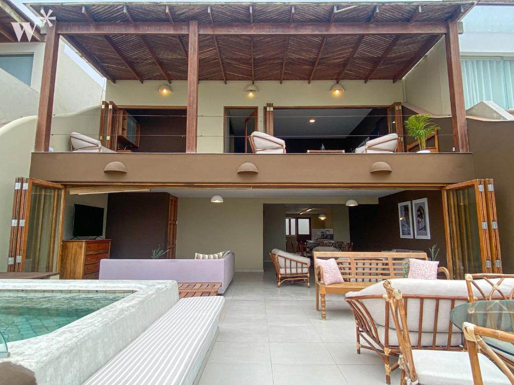 un patio con piscina e una casa di Stunning House in Front Row with Pool in PH a Lima