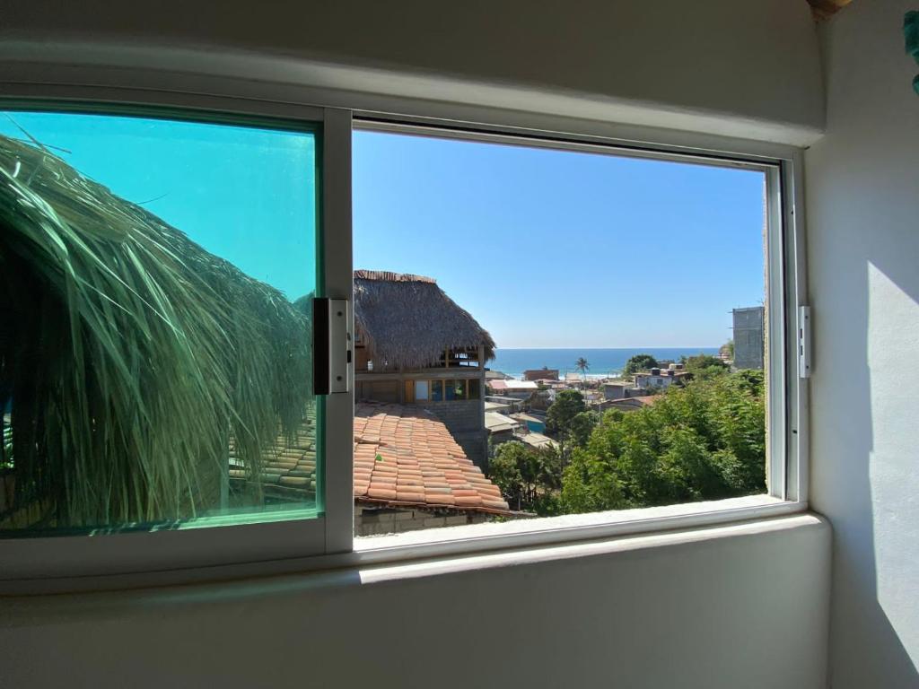 Habitacion vista al mar, Villa fiorito Zipolite. في زيبوليت: نافذة مطلة على المحيط
