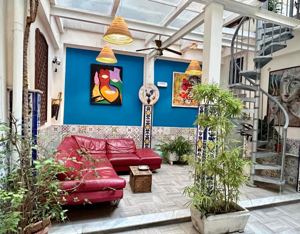 ナポリにあるTribunali apartmentsの赤いソファと青い壁のリビングルーム