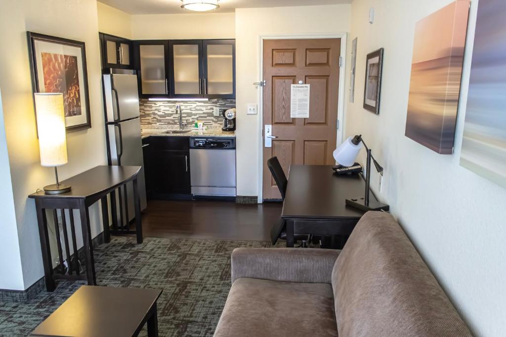 Staybridge Suites Minot by IHG - クイーン スタジオ