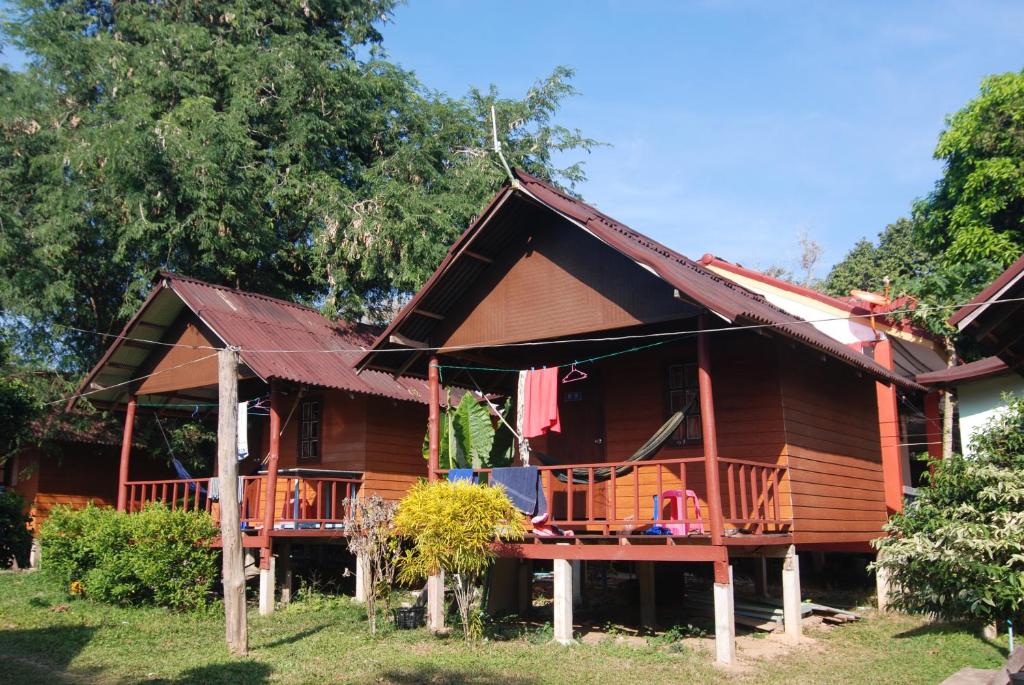 Zahrada ubytování Nature Beach Resort, Koh Lanta
