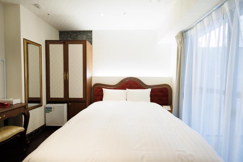 a bedroom with a large white bed with a window at Hotaku HOTEL - Vacation STAY 98852v in Tokyo