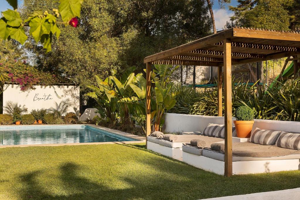 a gazebo sitting next to a swimming pool at Villa Estoril in Estoril