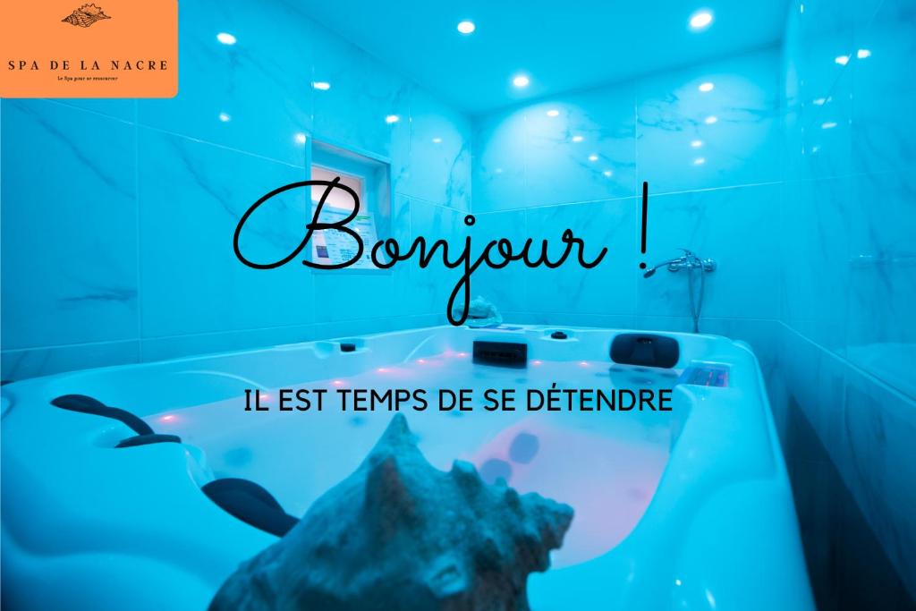 une affiche pour une salle de bains avec un téléphone dans une baignoire dans l'établissement Spa de la Nacre, L'étape Repos, à Andeville