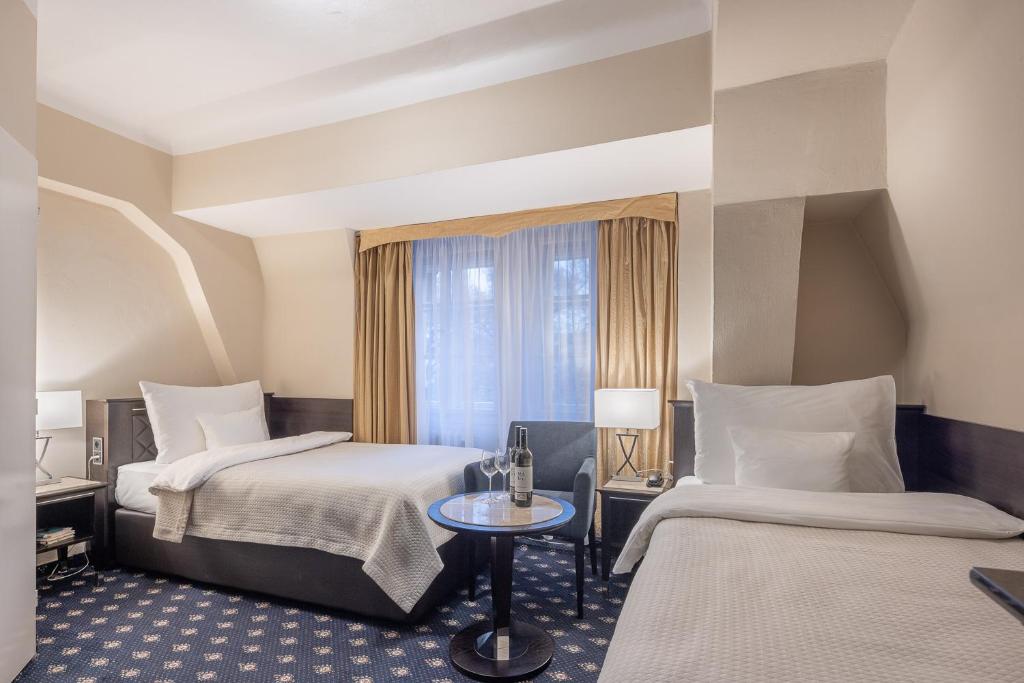 Postel nebo postele na pokoji v ubytování Pytloun Old Armoury Hotel Prague, Stará Zbrojnice