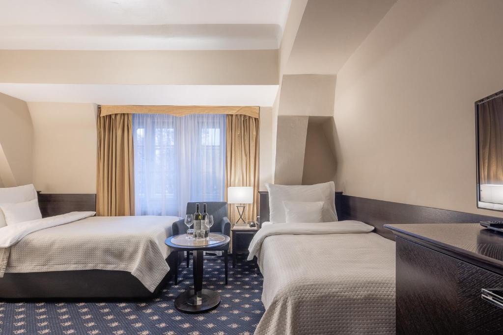 Postel nebo postele na pokoji v ubytování Pytloun Old Armoury Hotel Prague, Stará Zbrojnice