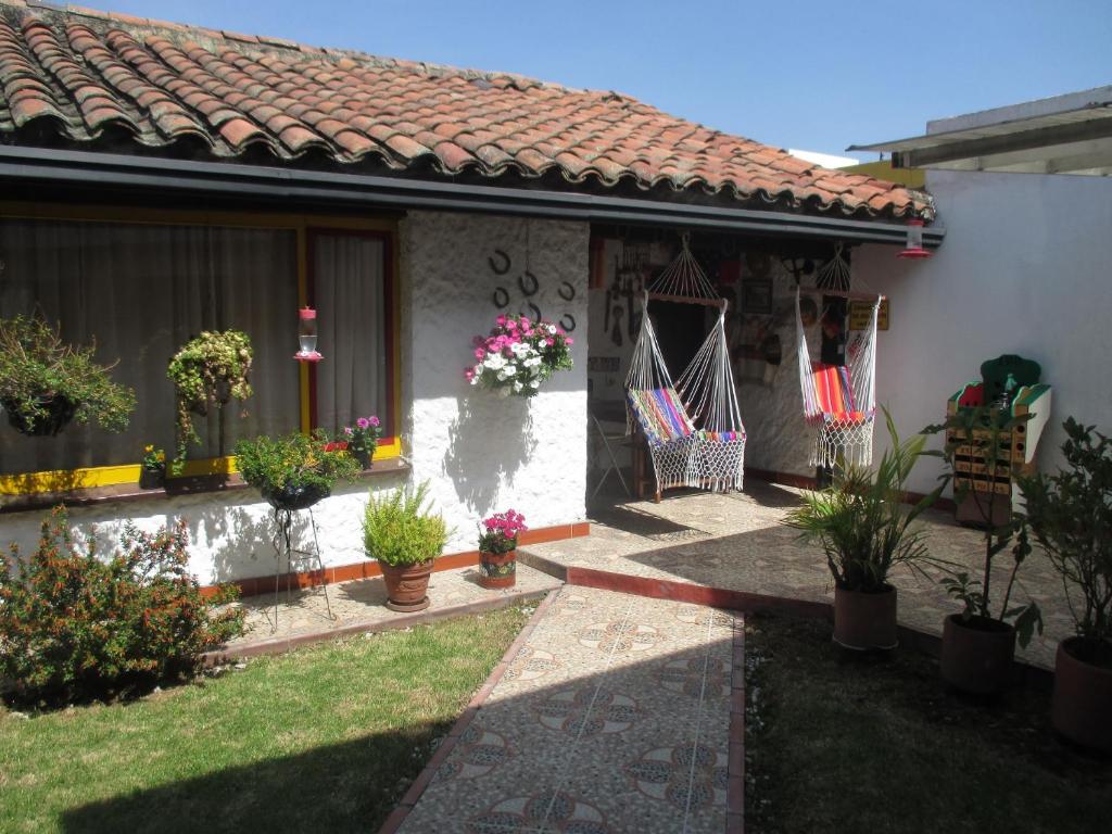 een huis met potplanten aan de zijkant bij Apartaestudio tipo cabaña in Bogota
