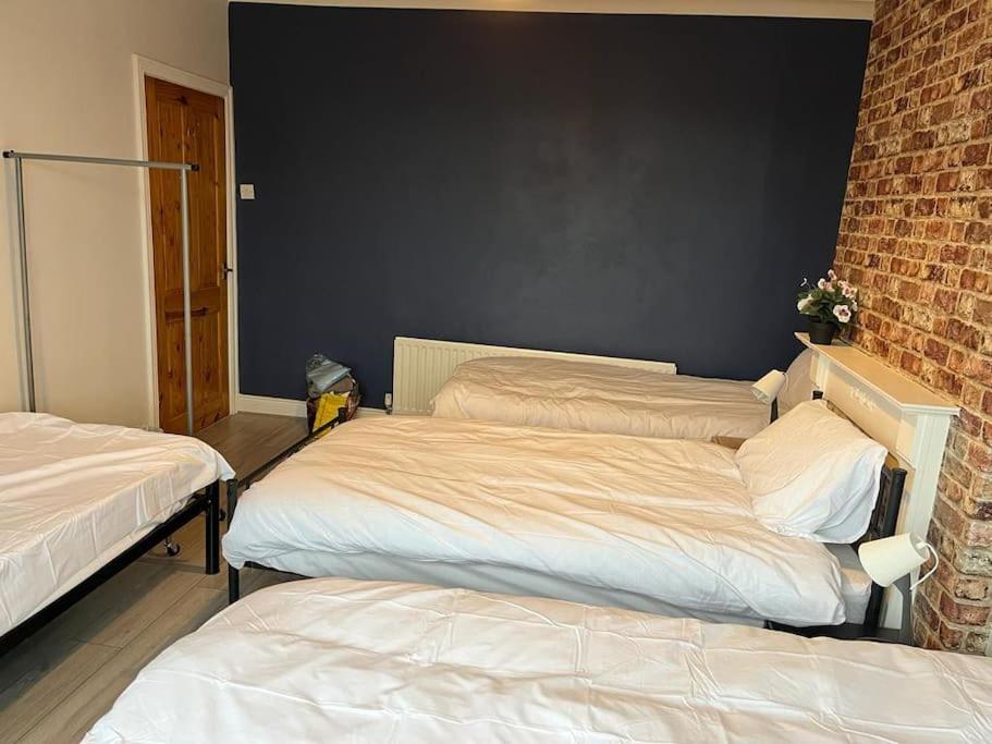 Postel nebo postele na pokoji v ubytování Ovington Grove 2 fully equipped kitchen free parking 3 bedrooms Netflix