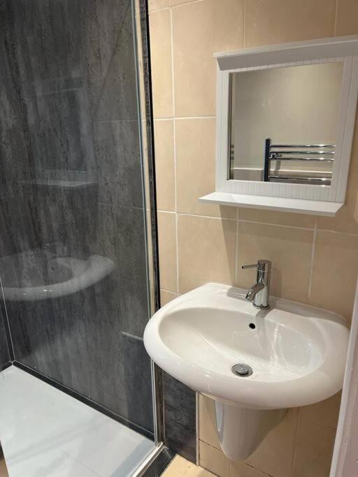 Koupelna v ubytování Ovington Grove 2 fully equipped kitchen free parking 3 bedrooms Netflix