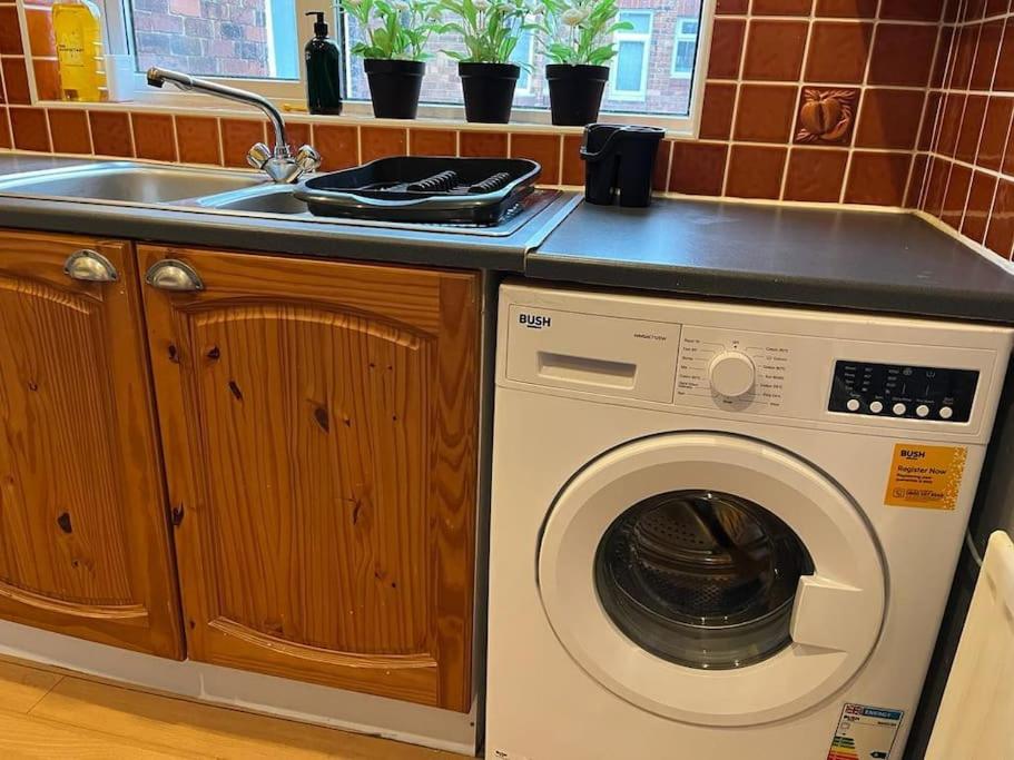 Kuchyň nebo kuchyňský kout v ubytování Ovington Grove 2 fully equipped kitchen free parking 3 bedrooms Netflix