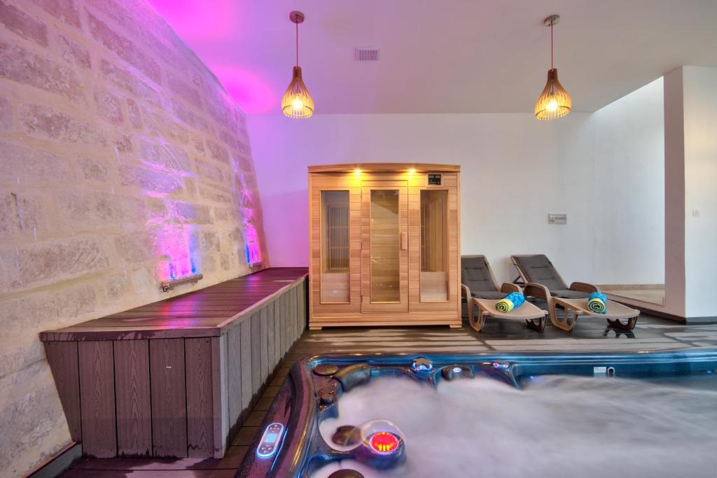 Фотография из галереи Maltese Luxury Villas - Sunset Infinity Pools, Indoor Heated Pools and More! в городе Меллиха