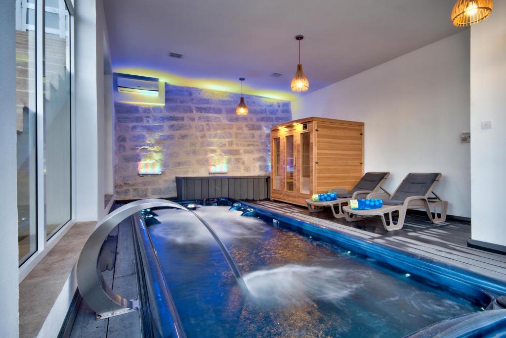 Фотография из галереи Maltese Luxury Villas - Sunset Infinity Pools, Indoor Heated Pools and More! в городе Меллиха