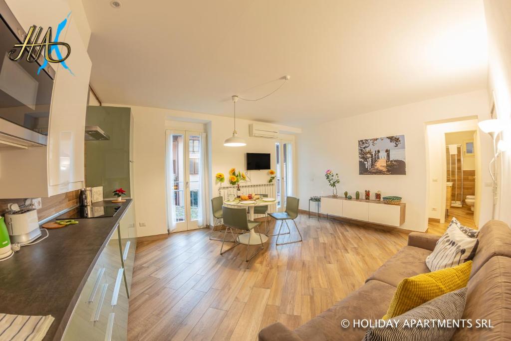 salon i kuchnia z kanapą i stołem w obiekcie Appartamenti Meraviglia w mieście Bellagio
