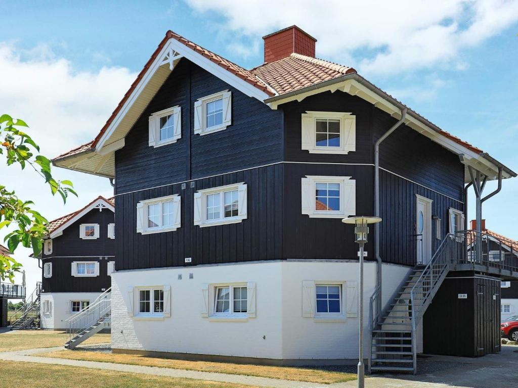 ボーゲンセにある6 person holiday home in Bogenseの黒白の家