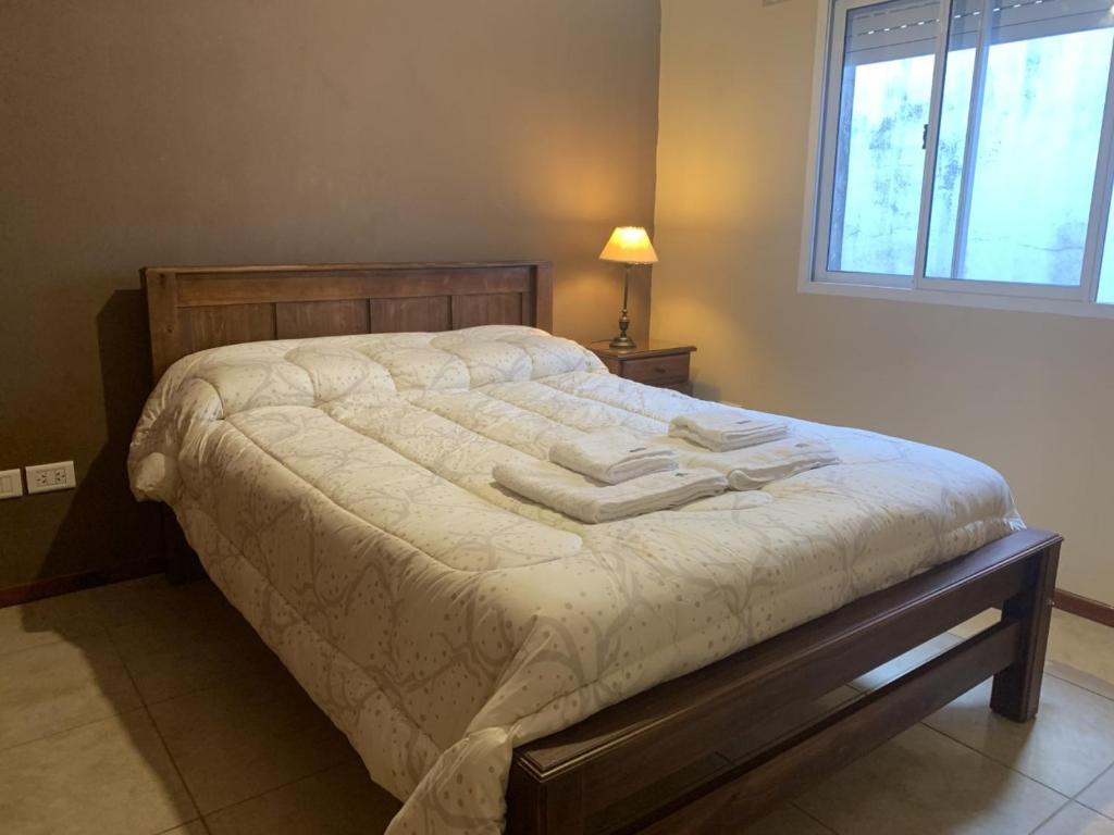 1 dormitorio con 1 cama con 2 toallas en Departamento Céntrico en Goya