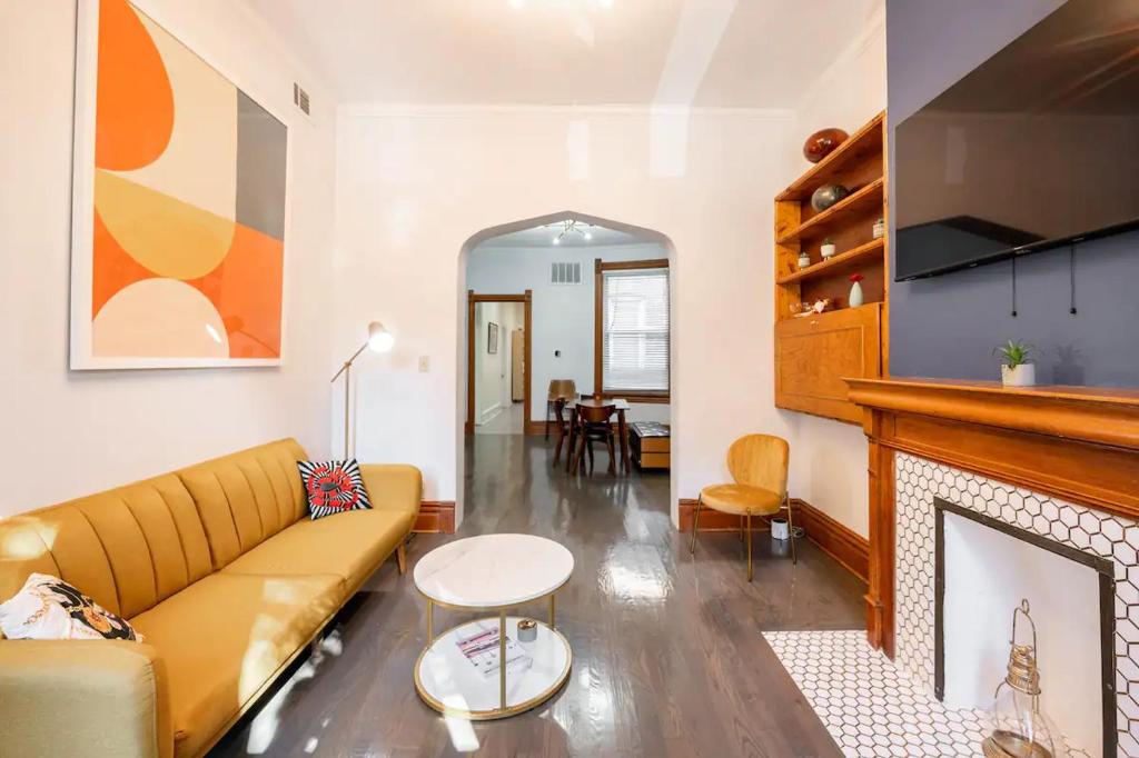 Zona d'estar a Lincoln Park 3 BR Penthouse