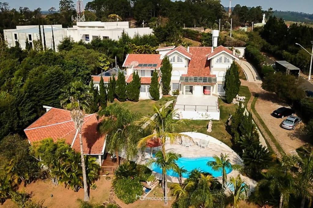 una vista aérea de una casa con piscina en Mansão Saab casa de campo, en Vinhedo