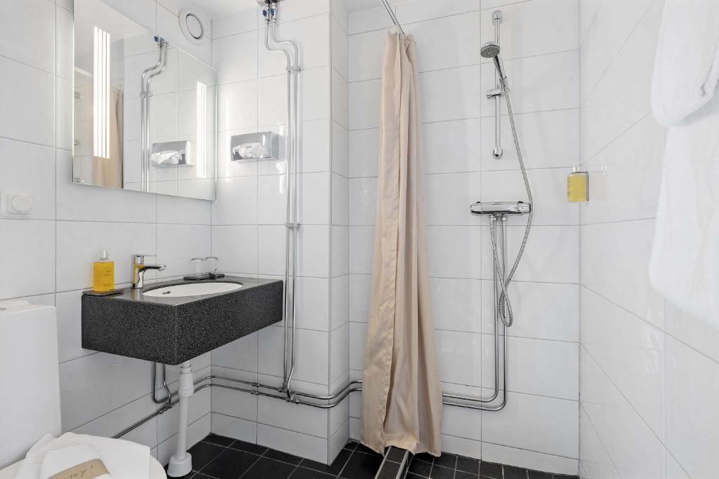 Koupelna v ubytování Centric Hotel