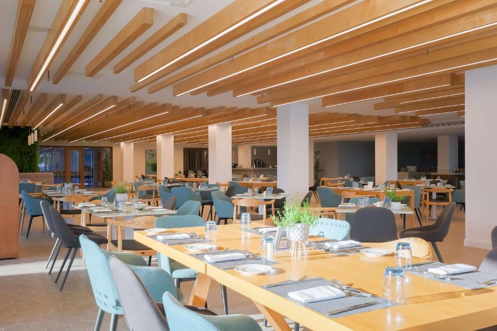 Restaurace v ubytování Radisson Beach Resort Larnaca
