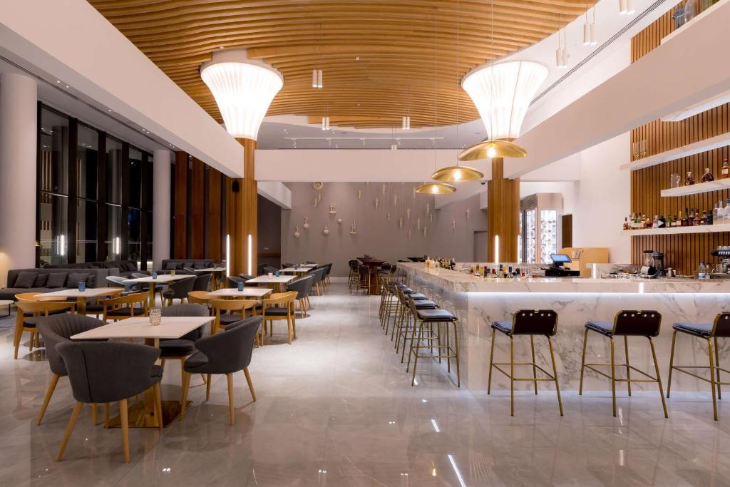 Restaurace v ubytování Radisson Beach Resort Larnaca