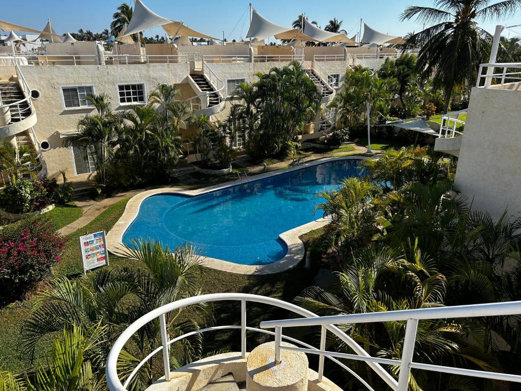 une piscine en face d'un bâtiment dans l'établissement Las mejor opción Departamento Zona Diamante - Puente del Mar, à Acapulco