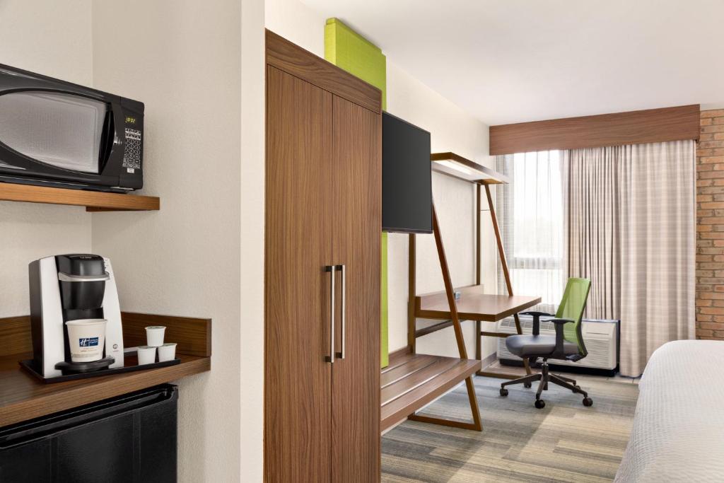 Holiday Inn Express - San Antonio Airport by IHG photo