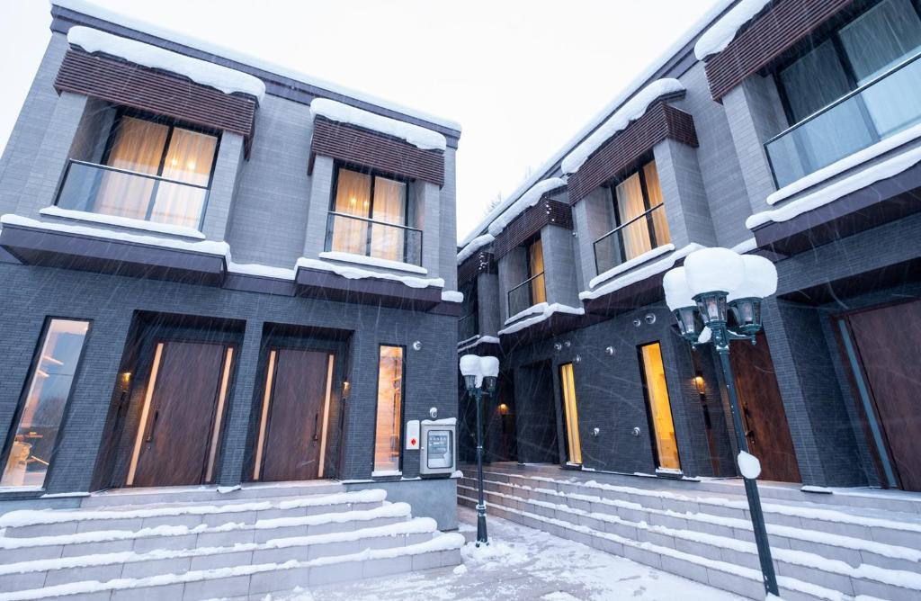 倶知安町にあるQueens Park CK VILLAGE Niseko Hirafuの雪の建物