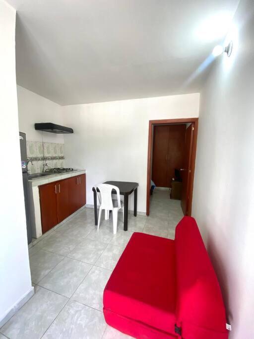 sala de estar con sofá rojo y mesa en 2023 Apartamento Múltiple M3, en Santa Marta