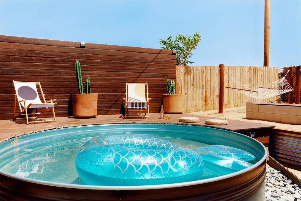 Bazén v ubytování Live Centered with Hot Tub, Fire Pit In Joshua Tree home nebo v jeho okolí