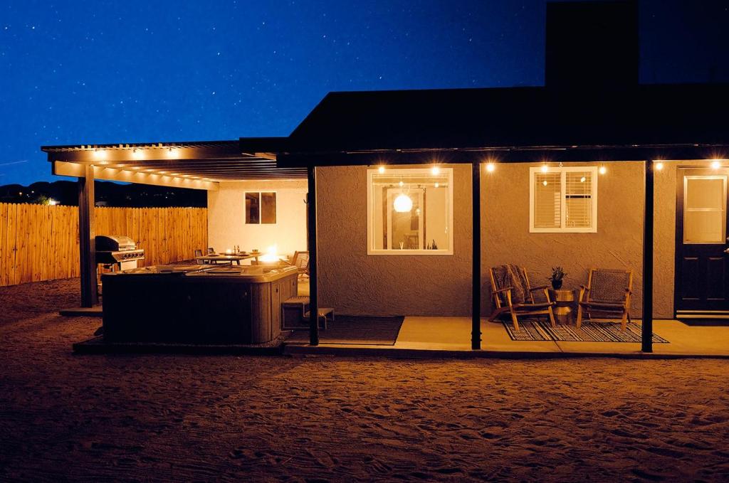 Fotografie z fotogalerie ubytování Live Centered with Hot Tub, Fire Pit In Joshua Tree home v destinaci Joshua Tree