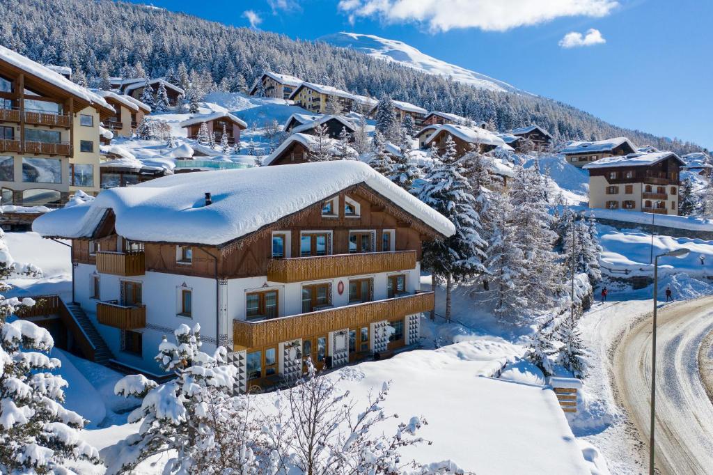 Nespecifikovaný výhled na hory nebo výhled na hory při pohledu z hotelu