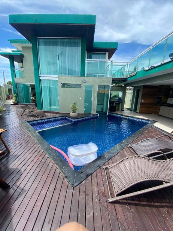 a swimming pool in the middle of a house at Casa de luxo em condomínio in Arraial do Cabo