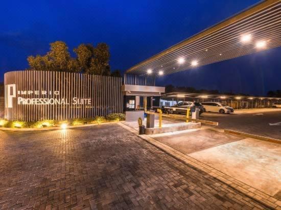 een parkeerplaats voor een commercieel gebouw 's nachts bij Azfa Imperio Professional Suite Alor Setar in Alor Setar