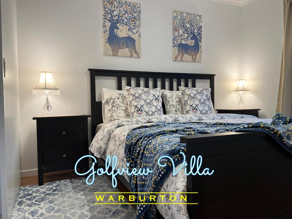 1 dormitorio con 1 cama y 2 cuadros en la pared en Golfview Villa, en Warburton